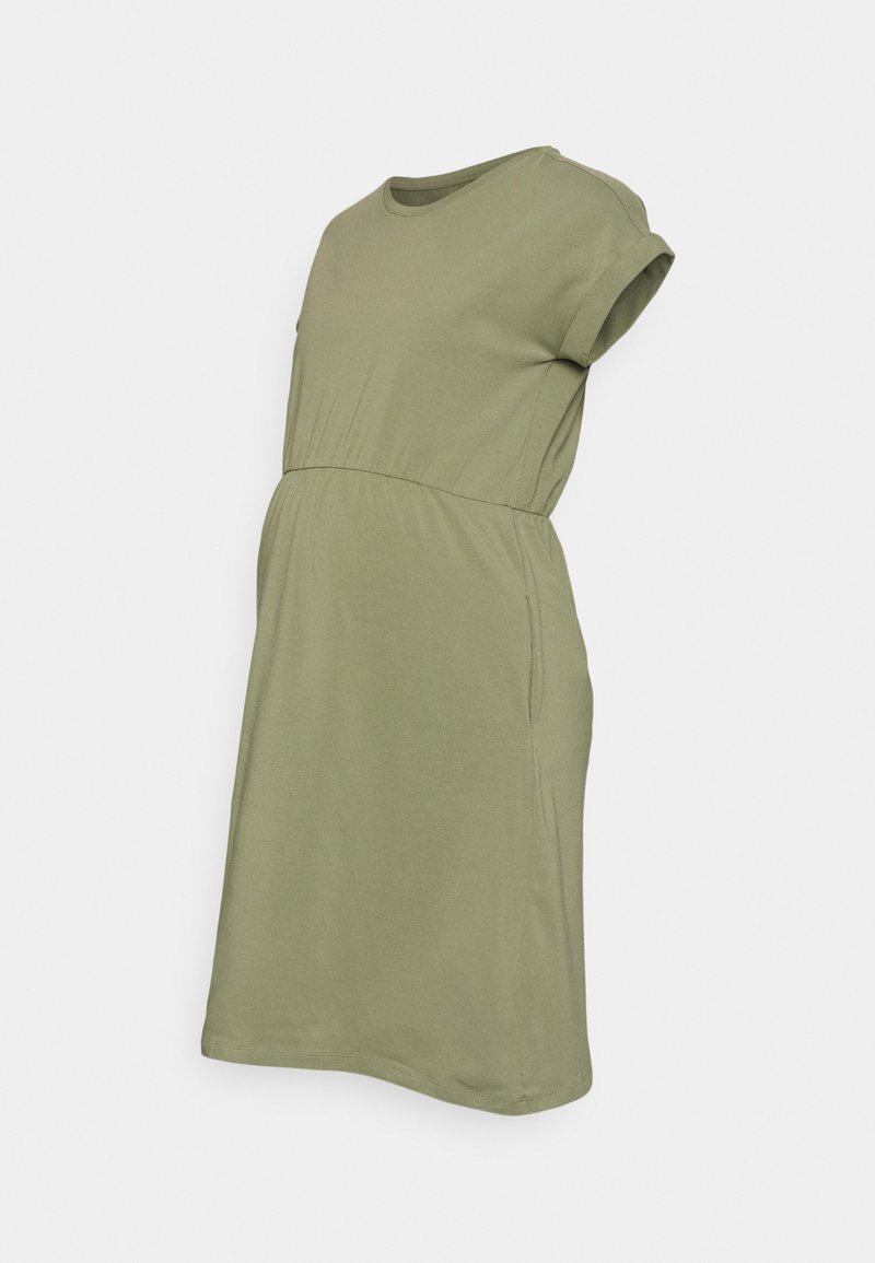 Vestido de maternidade em verde oliva, feito de um tecido suave, com mangas curtas, decote redondo, cintura ajustada e bolsos laterais.