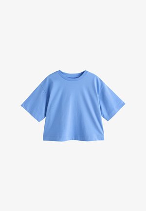 Svetlomodrý krátky crop top s krátkym rukávom a okrúhlym výstrihom, voľného strihu a jednoduchým dizajnom na bielom pozadí.