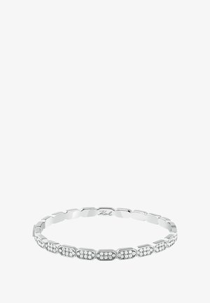 Bracciale in argento con un design alternato di maglie esagonali lisce e testurizzate, adornato con piccole gemme chiare lungo la superficie.