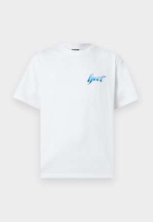 Valge lühikeste varrukatega ümara kaelusega T-särk, vasakul rinnal väike sinine stiliseeritud "huf" logo.