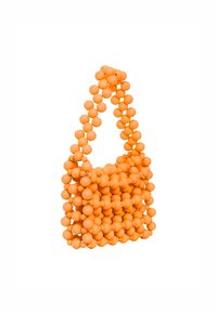 Borsa arancione brillante realizzata con perline sferiche, caratterizzata da un design strutturato e una maniglia rotonda. Texture liscia con un'estetica moderna.