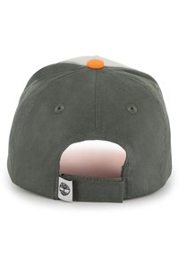 Casquette en tissu vert avec une visière incurvée, une sangle réglable, un bouton orange sur le dessus et une étiquette de logo sur le côté. La texture est lisse et structurée.
