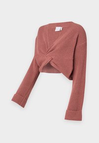 Strick-Crop-Top in staubigem Rosa mit einem gedrehten Vorderteil, langen Ärmeln und gerippten Bündchen, gefertigt aus einem weichen, strukturierten Stoff.