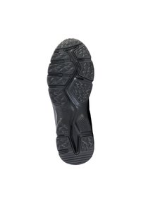 Suola nera di scarpa sportiva con un motivo testurizzato, caratterizzata da forme esagonali e triangolari per trazione e grip. Materiale in gomma piatta e durevole.