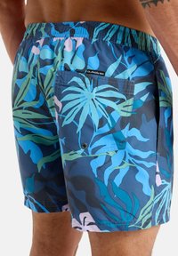 Męskie szorty pływackie z tropikalnym wzorem niebiesko-zielonych liści, wykonane z lekkiego materiału, z elastycznym pasem i tylną kieszenią.