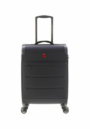 Zwarte softshell koffer met uitgetrokken telescopische handgreep, voorvak met ritssluiting en vier zwenkwieltjes.