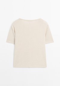 Haut beige à manches courtes avec large encolure et couture centrale visible dans le dos. Design simple et ample.