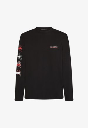 Zwart langsliepend t-shirt van katoen, met rode en witte grafische ontwerpen van gezichten met zonnebrillen op de linkermouw en een logo op de borst.