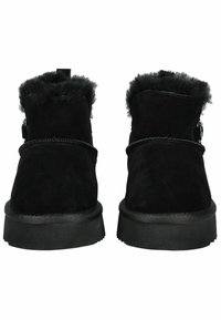Černé semišové kotníkové boty s huňatým lemem, plochou podrážkou a bočním detailem na přezku. Hladká textura a minimalistický design.