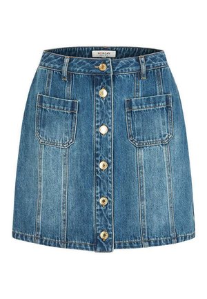 Denim mininederdel med forgyldte knapper foran, to store firkantede påsatte lommer, bæltestropper og lodrette syningsdetaljer.