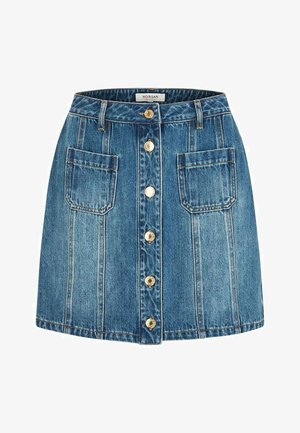 Mini-jupe en denim avec boutons dorés à l'avant, deux grandes poches carrées appliquées, passants de ceinture et détails de coutures verticales.