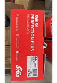 Scatola rossa etichettata "SWISS PERFECTION PLUS", con testo bianco e un logo. Include informazioni sul prodotto e codice a barre su un lato.