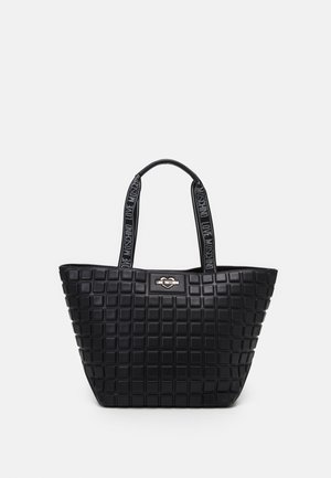 Zwarte draagtas met een reliëf vierkant patroon, twee merkgebonden stoffen handvatten en een centraal geplaatste logopatch met de tekst "LOVE MOSCHINO".