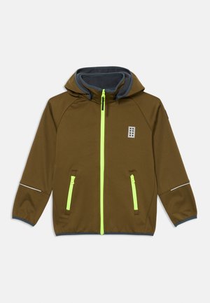 Giacca con cappuccio marrone e fodera grigia, dotata di una zip verde brillante e due tasche con zip, accentuata con dettagli riflettenti.