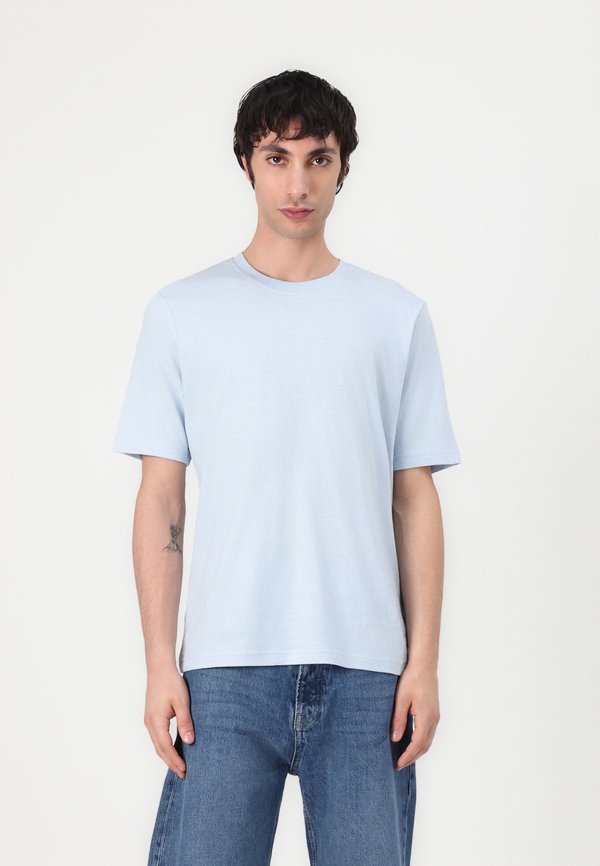 ADRIAN - Basic T-shirt - skyway