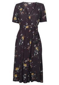 Černé květinové šaty s krátkými rukávy, s páskem v pase a splývavou sukní, která je zdobena žlutými, bílými a zelenými květinovými vzory.
