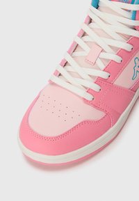 Rosa og lys rosa sneakers med hvite snører og teal-logo detaljer, vist fra en topp-front vinkel på en hvit bakgrunn.
