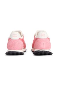 Ροζ αθλητικά παπούτσια με απαλό υφασμάτινο επάνω μέρος και κουντεπιάν ροζ σουέντ φτέρνα με υφή. Λευκές λεπτομέρειες στον γιακά και το πίσω λογότυπο, με μαύρη σόλα.