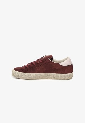 Sneakers in suede color mogano con un tallone in pelle color crema, suola beige testurizzata e lacci in mogano abbinati. Design classico low-top.