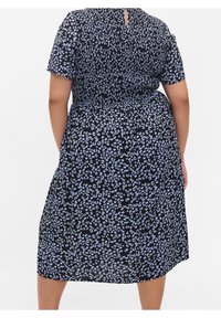 Czarna sukienka z kwiecistym wzorem w jasnoniebieskim kolorze. Krótkie rękawy, dopasowana w talii, długość do kolan i małe wycięcie z tyłu. Lekki materiał.