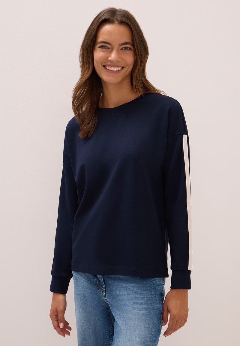 Felpa di cotone blu navy con maniche lunghe, caratterizzata da strisce bianche lungo i lati e un collo a giro. Texture liscia e vestibilità comoda.