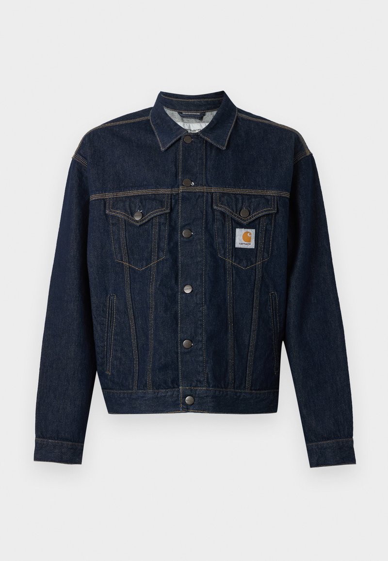 Dunkelblaue Denimjacke mit Knopfverschluss, zwei Brustklappentaschen, Seitentaschen und einem kleinen Carhartt-Logo-Patch auf der linken Brusttasche.