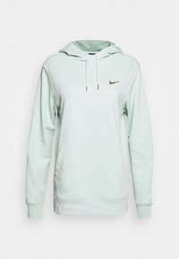 Mintgrön hoodie gjord av mjukt material med en kenguruficka, dragsko på huvan och en gyllene Nike-swoosh-logotyp på vänster bröst.