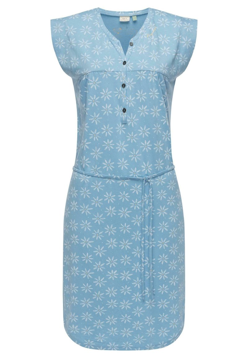 Rochie albastră deschisă cu mâneci scurte, având un model floral alb, decolteu în V, nasturi în față și talie strânsă cu un cordon.