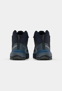 Et par med Marineblå og Grå Salomon X Ultra 360 turstøvler vist fra baksiden på hvit bakgrunn.