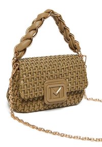 Borsa beige intrecciata con texture a rete, dettagli dorati e chiusura quadrata. Presenta una tracolla a catena e una forma rettangolare compatta.
