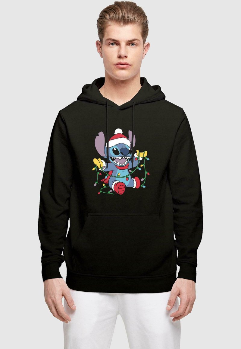 Felpa nera con cappuccio che presenta un personaggio dei cartoni animati con grandi orecchie, che indossa un cappello di Babbo Natale, circondato da luci di Natale. Tessuto morbido, tasca frontale.
