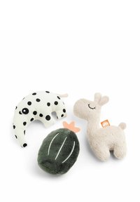 Set van drie pluche speeltjes: een witte olifant met zwarte stippen, een beige giraffe en een groene cactus met een roze top. Zachte textuur.