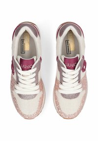 Baskets Liu Jo avec dessus en mesh blanc agrémenté d'accents pailletés roses, embout rose clair scintillant et semelle texturée. Fermeture à lacets.