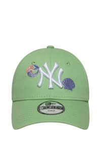 Casquette ajustable en coton vert avec logo NY blanc, poisson rose et broderie de coquillage bleu. Texture douce avec une visière incurvée. Taille enfant.