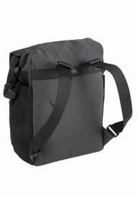 Sort tekstil messenger taske med klap, justerbare stropper, sidelomme og holdbart materiale. Har et minimalistisk design.