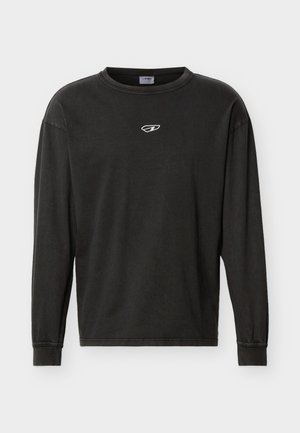 Juoda ilgomis rankovėmis marškinėliai su apvalia kaklo linija, ant krūtinės centre esančiu mažu baltu abstrakčiu logotipu.