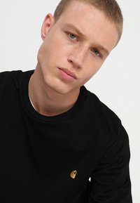 Carhartt WIP CHASE - Hosszú ujjú felső - black/gold