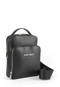 Crna teksturirana crossbody torba s dvostrukim zip pretincima, gornjom ručkom i podesivim tekstilnim remenom; brendirana s "ANTONY MORATO" logotipom.