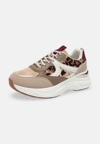 Sneaker beige épais avec semelle blanche, accents imprimé léopard, lacets blancs et languette et tirette maroon à l'arrière.