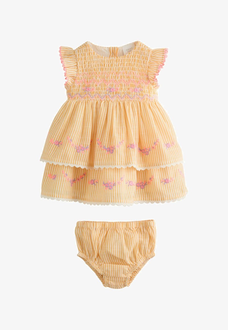 Robe de bébé rayée jaune et blanche avec broderie florale rose et manches à volants, assortie à un bloomer assorti.