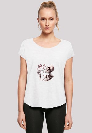 Weißes Kurzarm-T-Shirt mit einem Grafikdesign eines Skeletts, das rosa Blasen bläst. Weicher, leichter Stoff mit lockerer Passform.