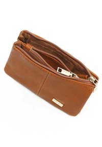 Portafoglio in pelle marrone con due scomparti con zip, superficie texturizzata e dettagli in metallo dorato per la chiusura e il marchio.
