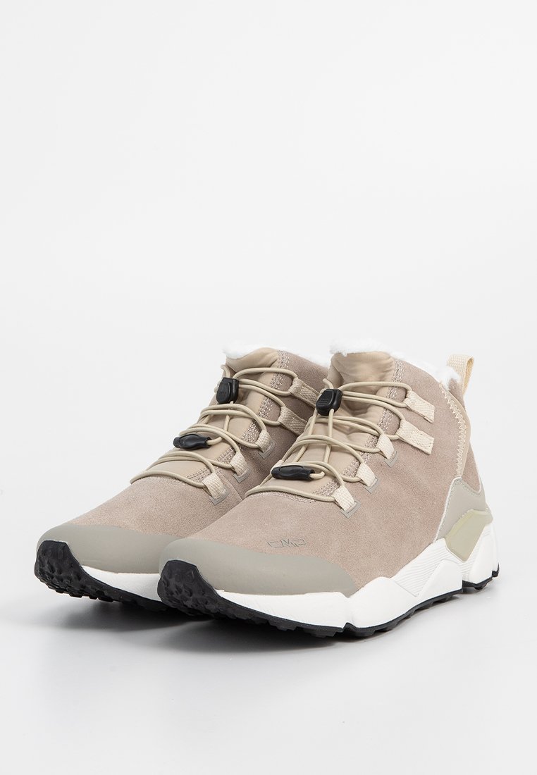 Beige Wanderschuhe mit einem Obermaterial aus Wildleder, Schnürdesign, weicher Innenauskleidung und einer strukturierten Gummisohle für besseren Halt. Verstärkungen an der Zehen- und Fersenpartie.