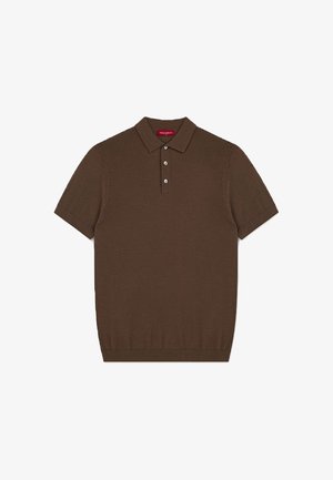 Brązowa koszulka polo z krótkim rękawem wykonana z miękkiego materiału, z klasycznym kołnierzykiem i przodem zapinanym na trzy guziki. Gładka faktura.