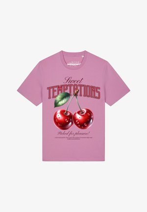T-shirt en coton rose avec un graphisme de deux cerises rouges brillantes avec des gouttelettes, et le texte « Sweet Temptations » en lettres grasses.