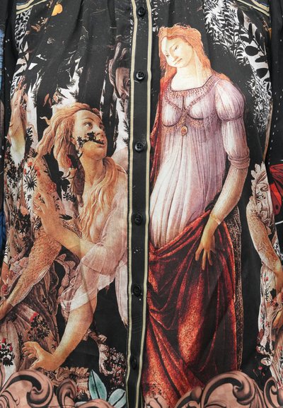 Hemd mit Knopfleiste, das einen detailreichen Kunstdruck mit Figuren hauptsächlich in Schwarz-, Rot- und Beigetönen zeigt; glatter Stoff mit floralen Akzenten.