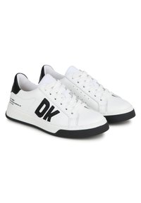 Zapatillas de cuero blancas con acentos negros, que presentan grandes letras "OK" en el lateral, puntera redonda, diseño con cordones y suela de goma texturizada.