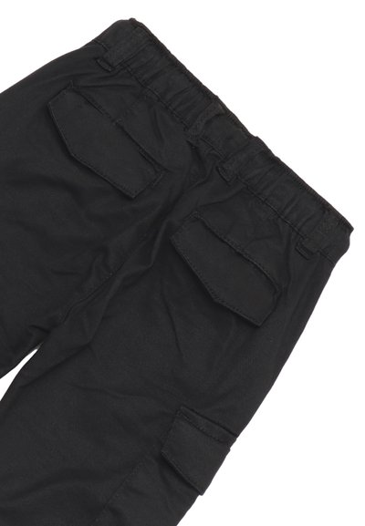 I pantaloni cargo neri presentano una vita elastica, due tasche posteriori con pattina e una texture del tessuto liscia.