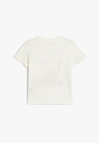Camiseta de manga corta y cuello redondo hecha de tela suave y ligera en color blanco roto. Espalda lisa sin patrones ni gráficos visibles.
