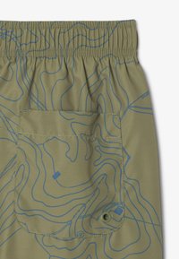 Olijfgroene shorts met een blauw contourpatroon, voorzien van een elastische tailleband en één achterzak met drukknoopsluiting.